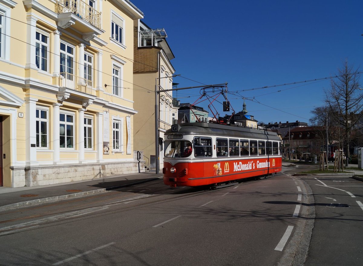 Triebwagen 8 der Straßenbahn Gmunden hat am 04.03.2017 als Zug 22 gerade den Franz-Josef-Platz verlassen und ist auf dem Weg zum Hauptbahnhof