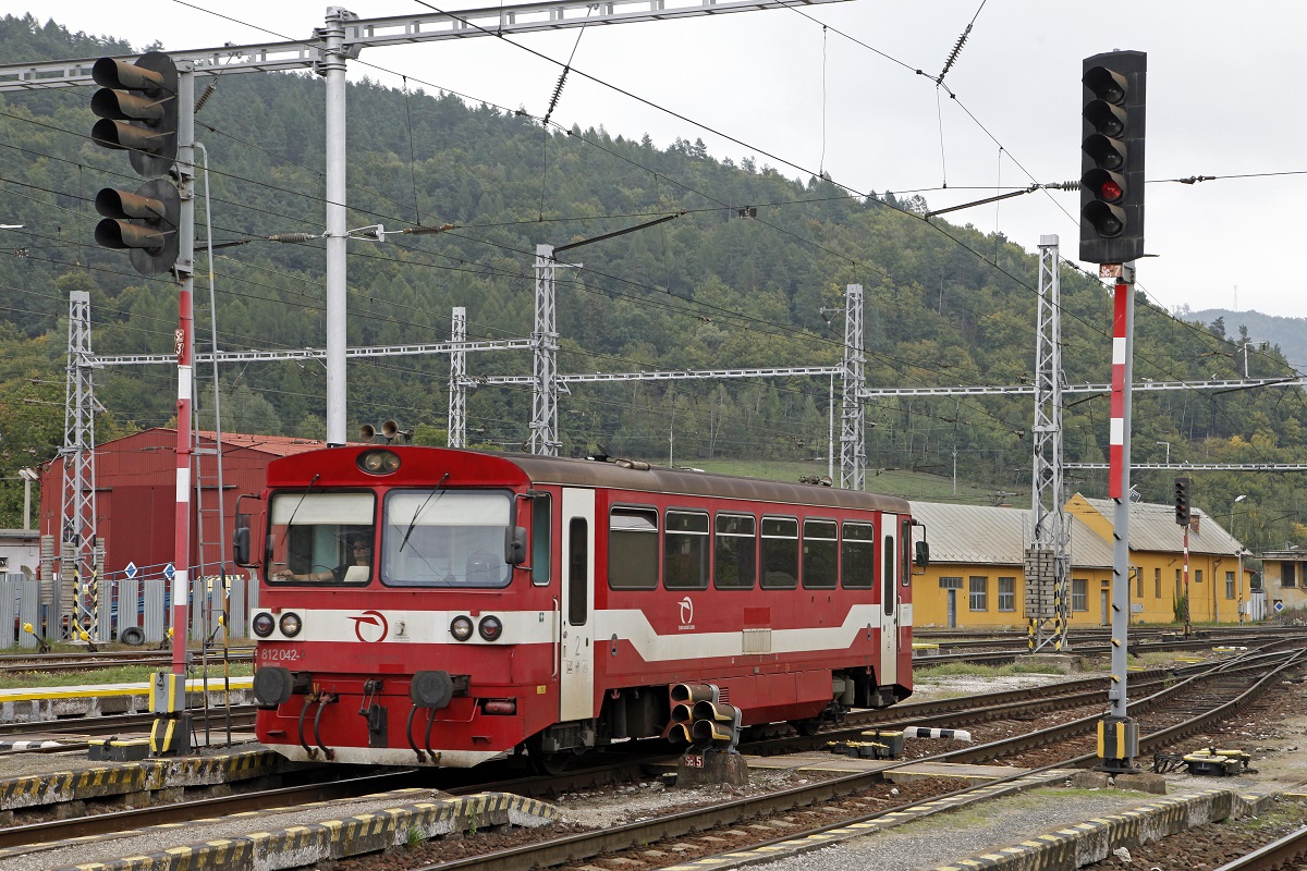 Triebwagen 812 042 in Margecany am 7.10.2015.