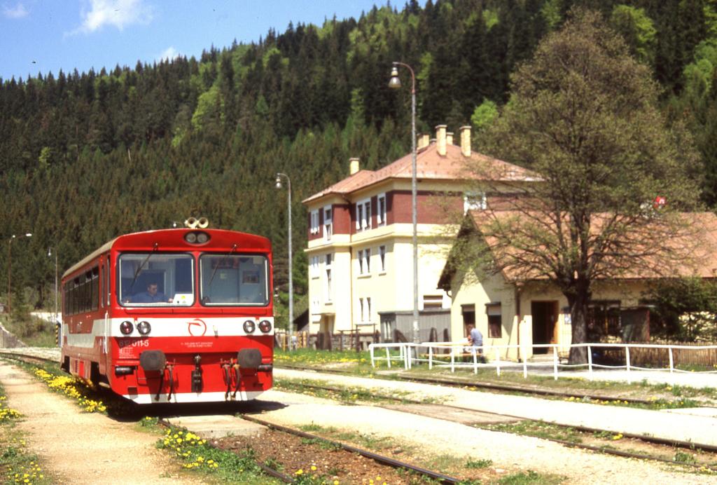 Triebwagen 812024 steht am 20.5.2004 im Land- und Umsteigebahnhof Cervena
Skala.