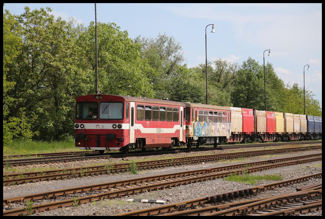 Triebwagen 812029-1 mit Beiwagen fährt hier als Zug 6218 am 12.5.2019 in Tomasovce nach Zvolen ab. Der Zug kommt aus Filakovo.