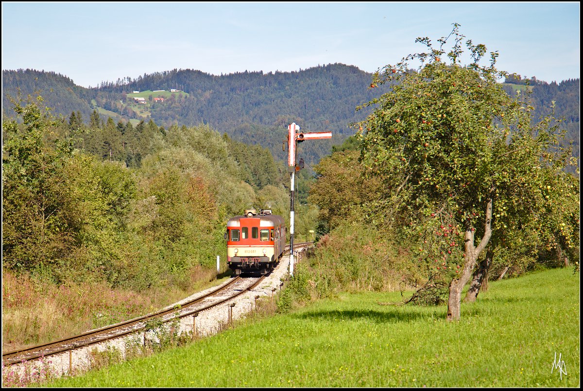 Triebwagen 813 041 kurz nach der Ausfahrt aus dem Bahnhof Vuhred. Hier im Bild passiert er gerade das Einfahrsignal des Bahnhof. (11.09.2018)