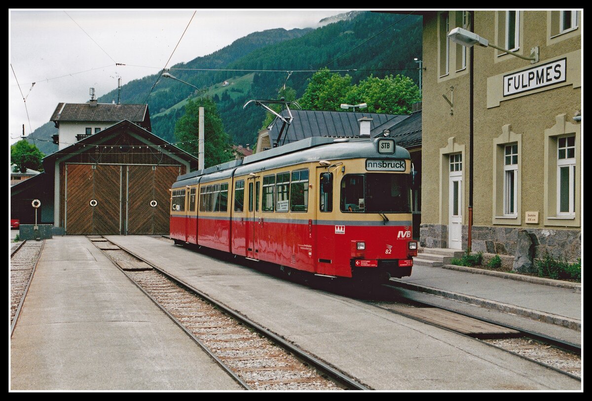 Triebwagen 82 steht am 13.05.2003 in Fulpmes zur Abfahrt bereit.