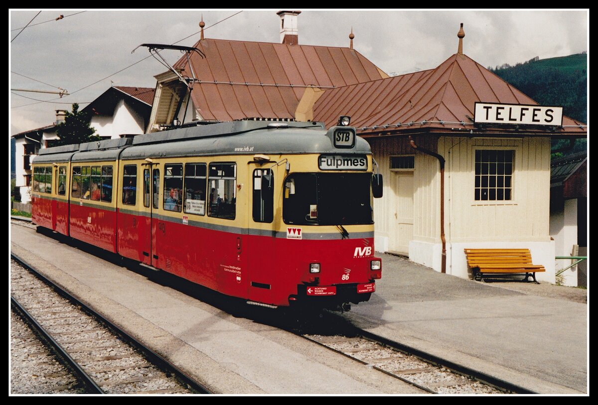 Triebwagen 86 in Telfes am 8.05.2001.