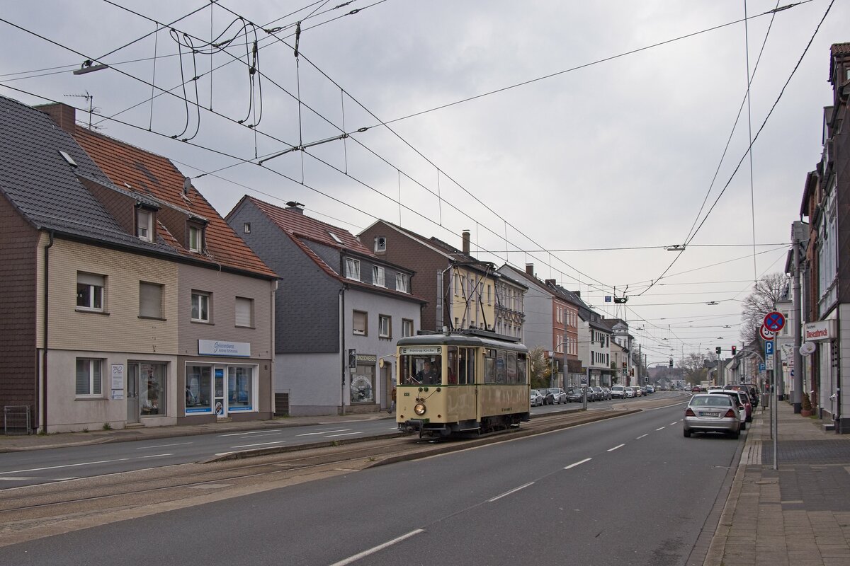 Triebwagen 888 der VhAG EVAG fährt zur Saisoneröffnung 2023 auf der Bochumer Linie 305, hier kurz vor der Endhaltestelle Höntrop Kirche (16.04.2023)
