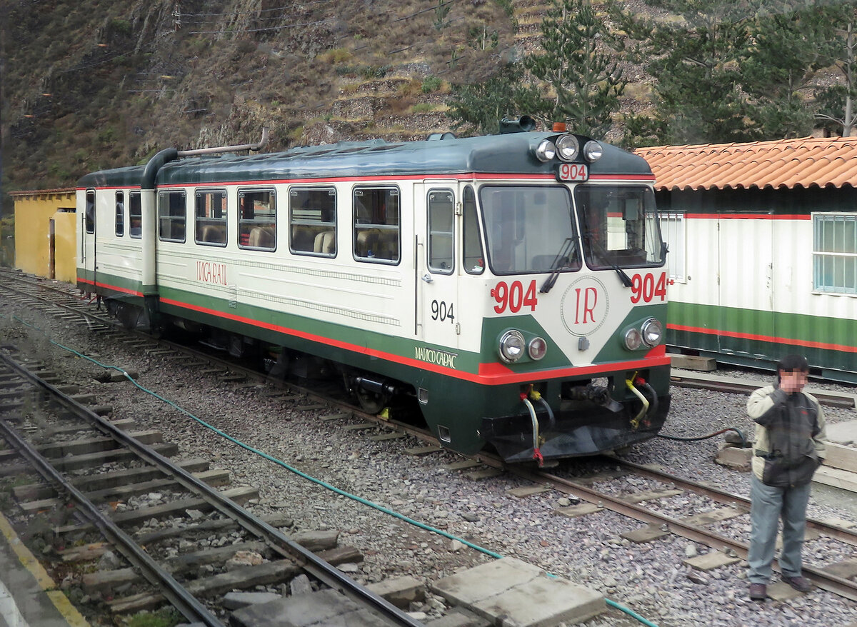 Triebwagen 904 f�r die Einheimischen der INCARAIL auf einem Nebengleis in  Ollantaytambo. Der Touristenzug hat Vorrang. Ollantaytambo, 15.7.2015