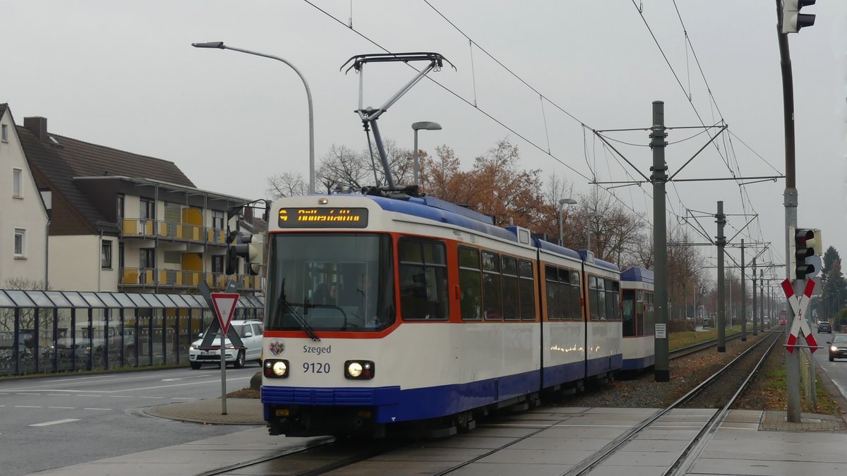 Triebwagen 9120 der Darmstädter Straßenbahn verlässt die Haltestelle Griesheim Sankt Stephan in Richtung Darmstadt. Aufgenommen am 24.11.2018 11:47