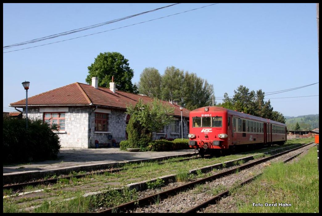 Triebwagen 97-0573-2 von RegioTrans ist am 21.5.2015 aus Brasov im Endbahnhof Intorsura Buzaului angekommen.