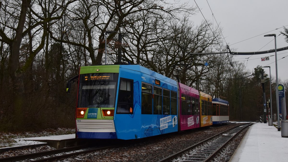 Triebwagen 9874  LuisenCenter  der Darmstädter Straßenbahn hält als Linie 9 zum Böllenfalltor gerade an der Station Waldfriedhof. Aufgenommen am 26.1.2019 9:35