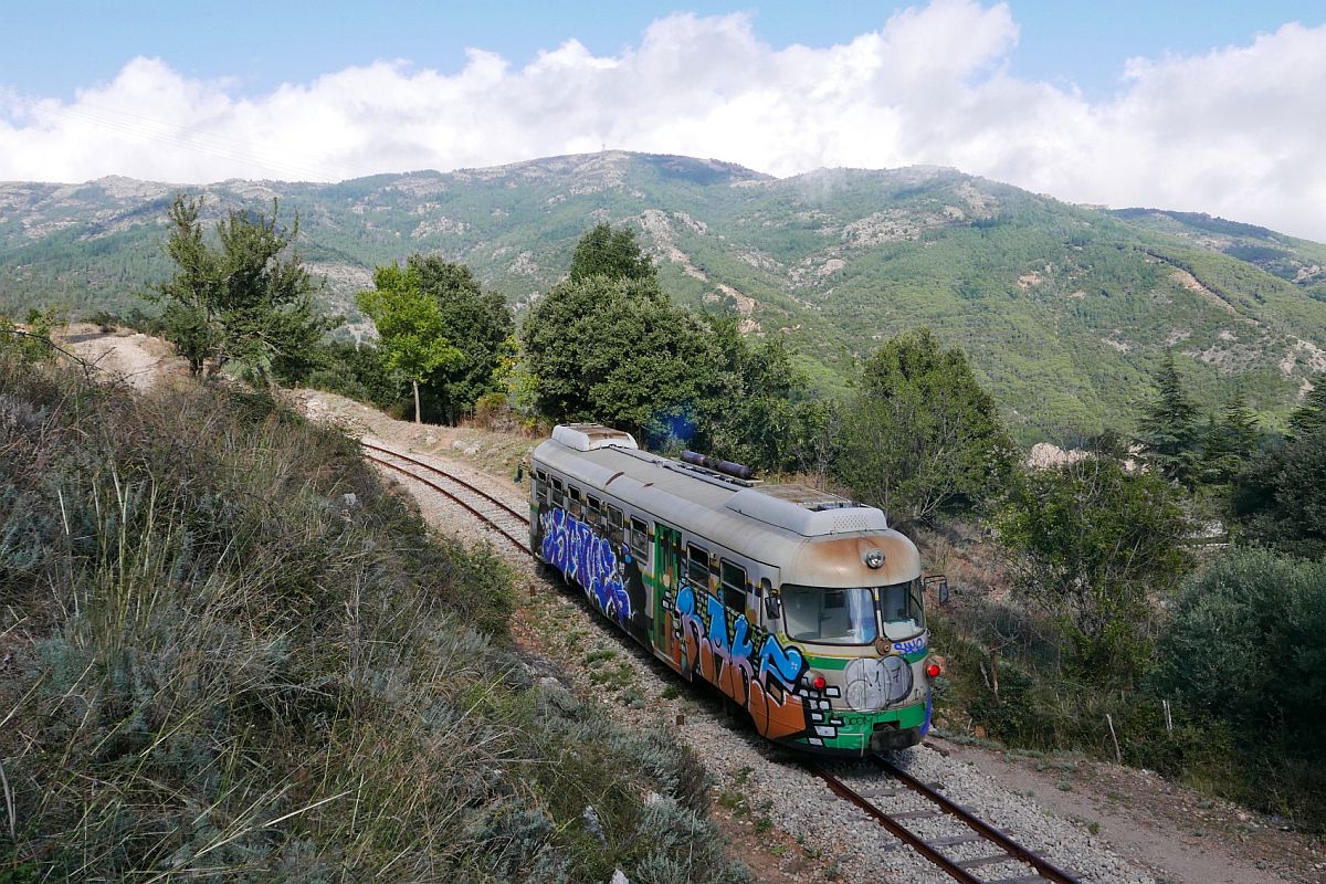 Triebwagen ADe 05 als  Trenino Verde  kurz nach der Abfahrt in Gairo Taquisara und am Beginn seiner rund 60 km langen und drei Stunden dauernden Rückfahrt nach Arbatax (28.09.2019).