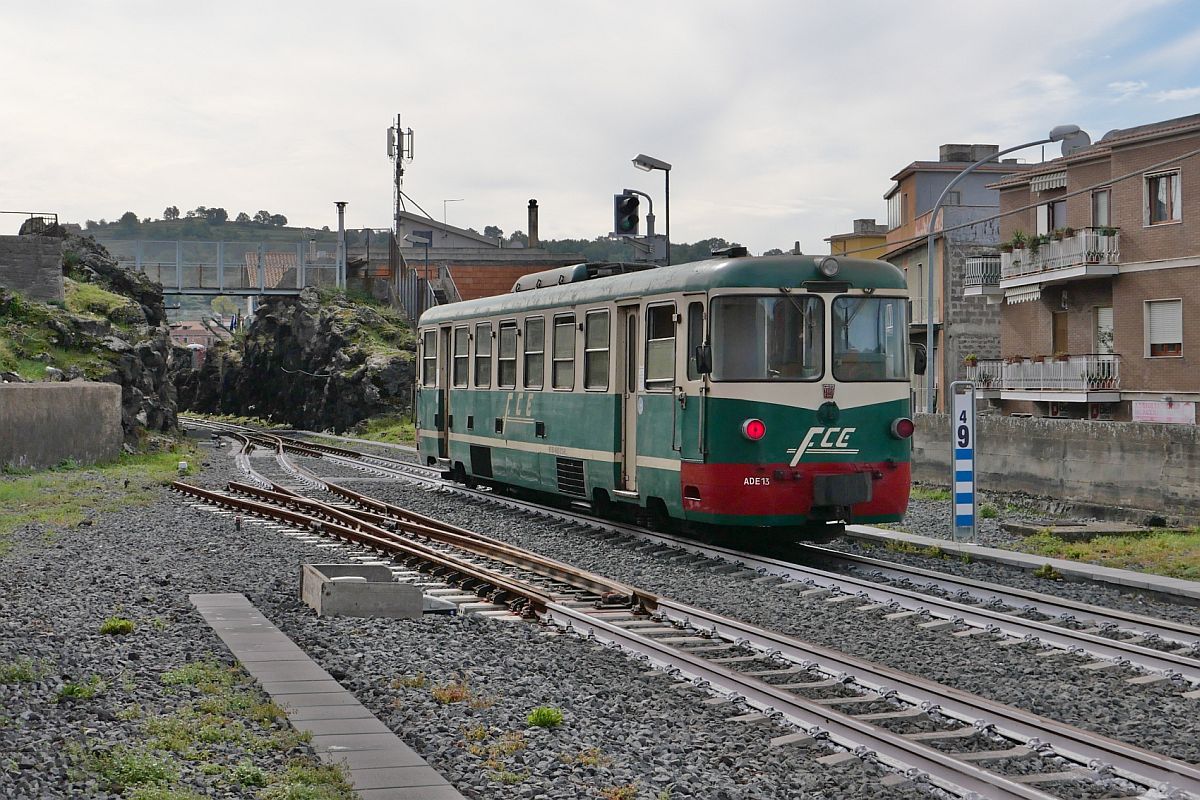 Triebwagen ADE 13 von Randazzo nach Catania Borgo bei der Ausfahrt in Bronte (15.11.2022)