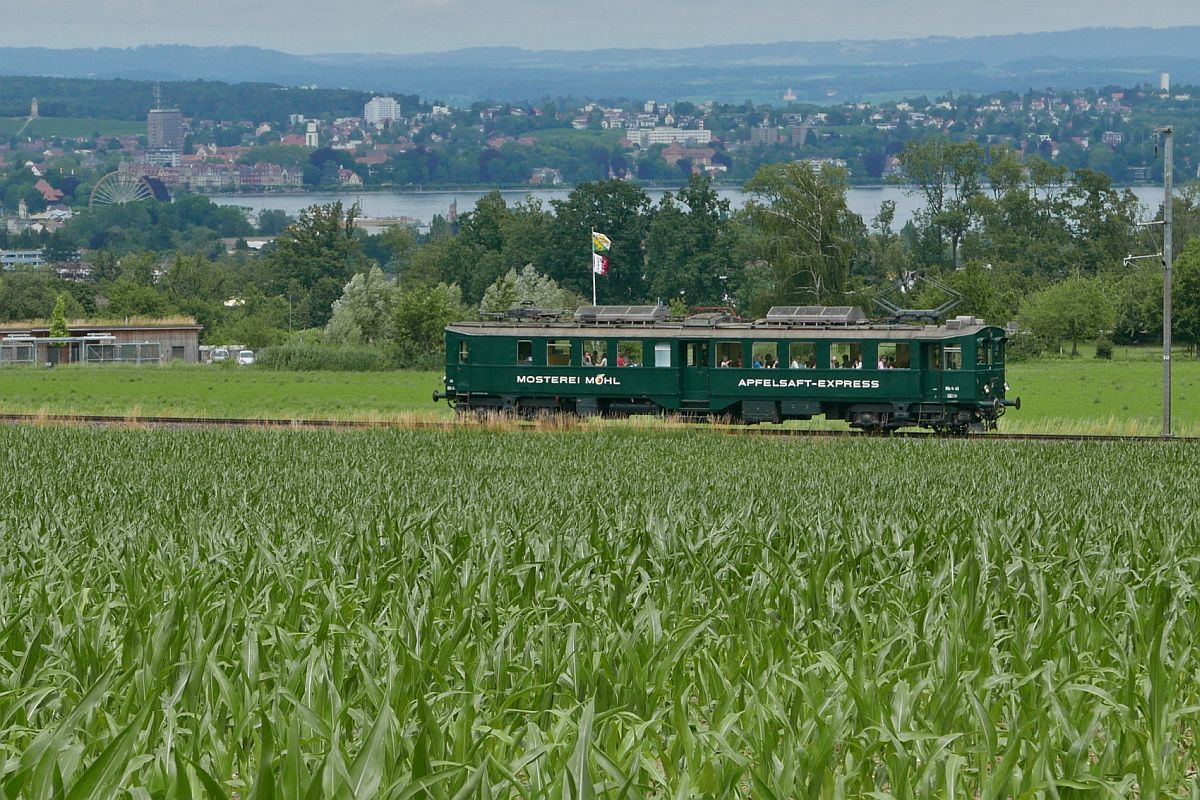 Triebwagen BDe 3/4 Nr. 43 der ehemaligen Bodensee-Toggenburg-Bahn am 04.07.2021 auf der  Erlebnisrundfahrt Thurgau  von Kreuzlingen Hafen über Weinfelden nach Romanshorn.
«Möhl’s Apfelsaft-Express» wurde zwischen den Stationen Kreuzlingen-Bernrain und Lengwil fotografiert.
