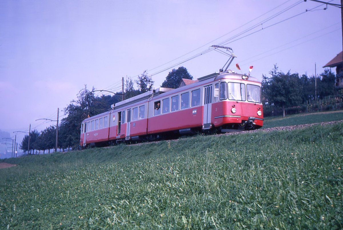 Triebwagen BDe8/8 3 der Bremgarten-Dietikon Bahn in Vechigen. 24.September 1969 