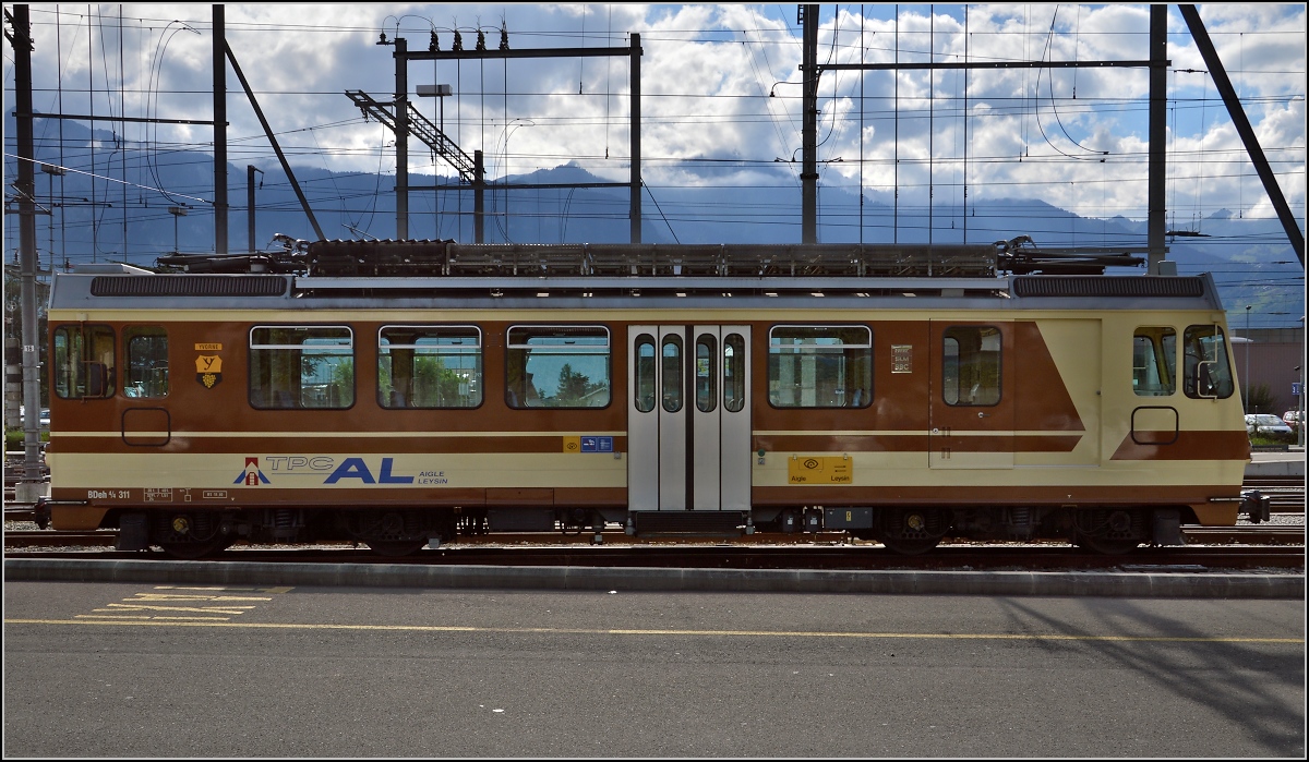 Triebwagen BDeh 4/4 311 der Aigle-Leysin-Bahn, heute unter dem Dach der Transport Publics du Chablais. Interessanterweise scheint der Triebwagen an beiden Enden einen Führerstand zu haben, obwohl seine Bauform einen Steuerwagen erwarten lässt. Aigle, August 2014.