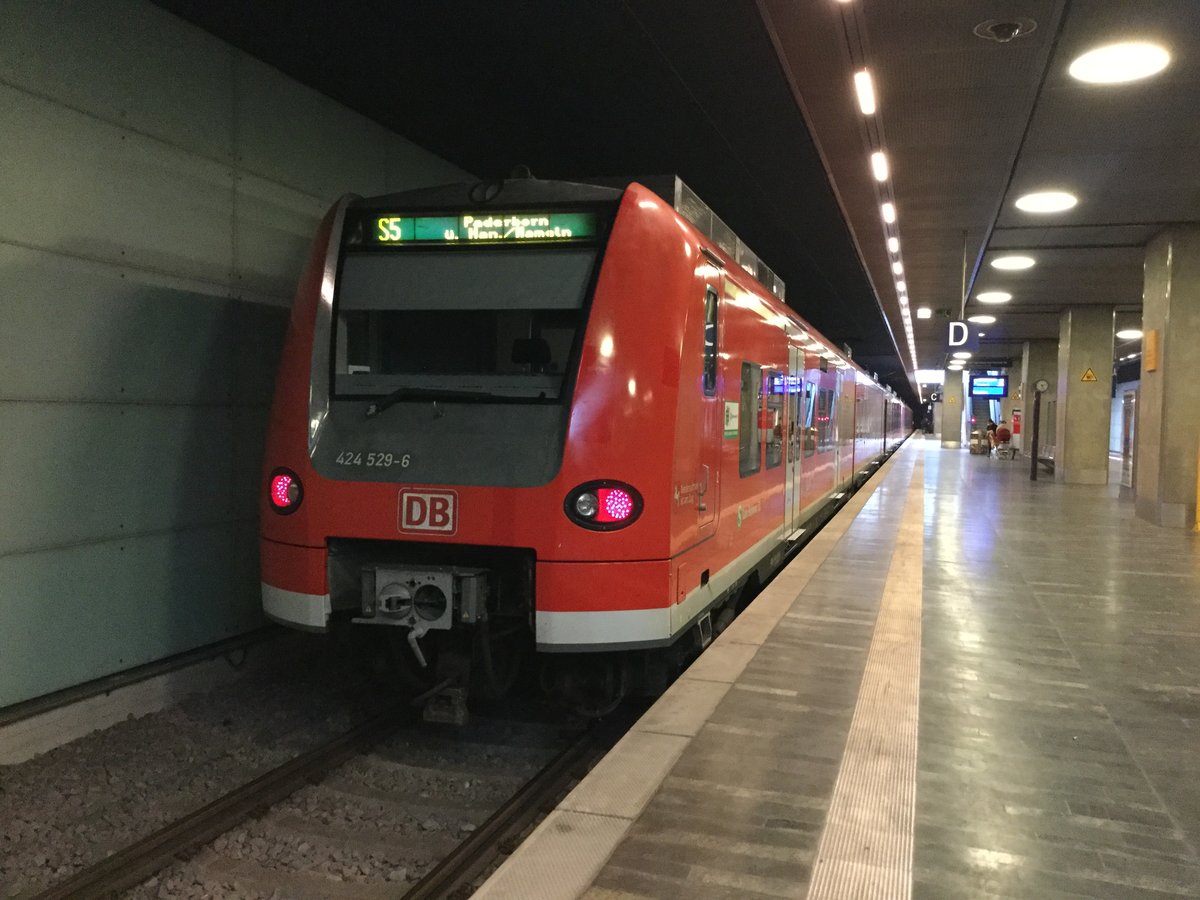 Triebwagen der BR 424 von der S-Bahn Hannover stand am 23.05.2016 am Gleis 1 in der Station Hannover Airport.