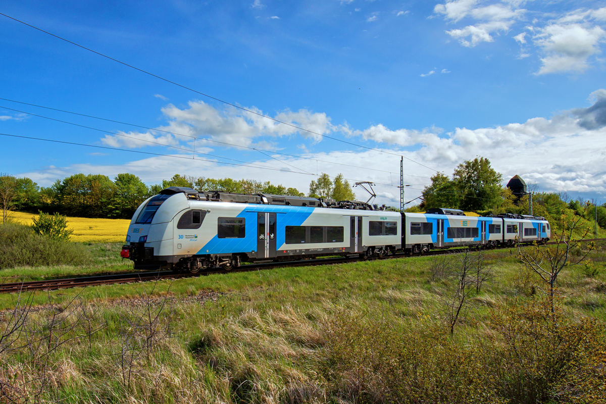 Triebwagen der BR 4746 der ODEG mit Himmels gleicher Farbgebung, hier vor dem Haltepunkt Sagard. - 13.05.2020  