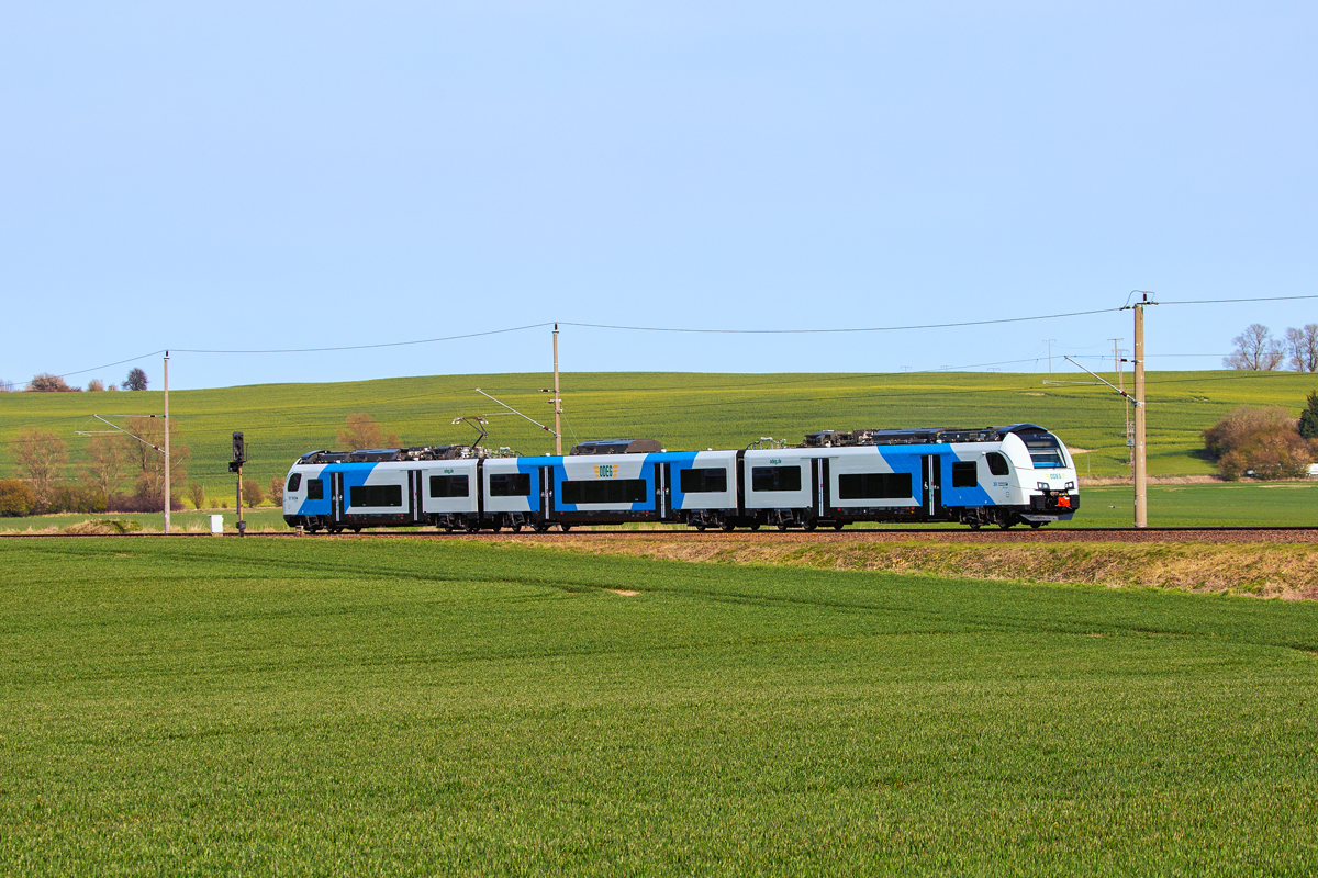 Triebwagen der BR 4746 in Weiss-Blau für ODEG fahrend zwischen Sagard und Mukran. - 08.04.2020
