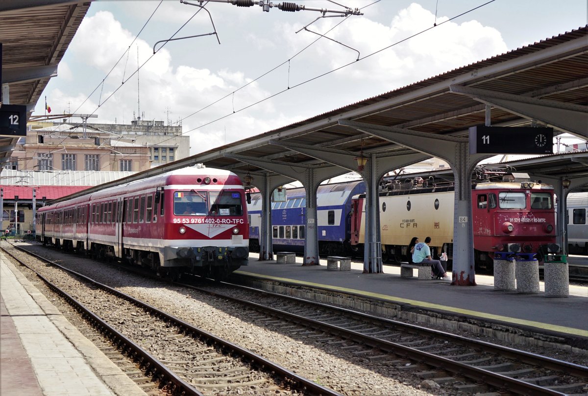Triebwagen BR 76 1402 steht am 21.05.2018 kurz vor der Abfahrt nach Galati auf Gleis 11 in Bukarest-Nord.
Dahinter auf Gleis 9 E-Lok 400 581 mit zwei Dosto als IR 1577 über Ploiest-Süd ebenfalls nach Galati.
