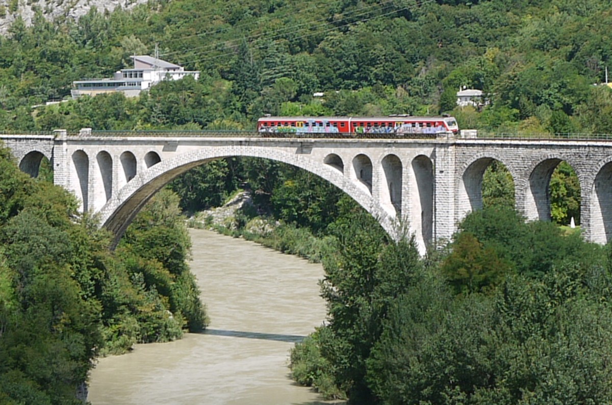 Triebwagen der BR 813/814 auf dem Solkan-Viadukt, 9.8.11.