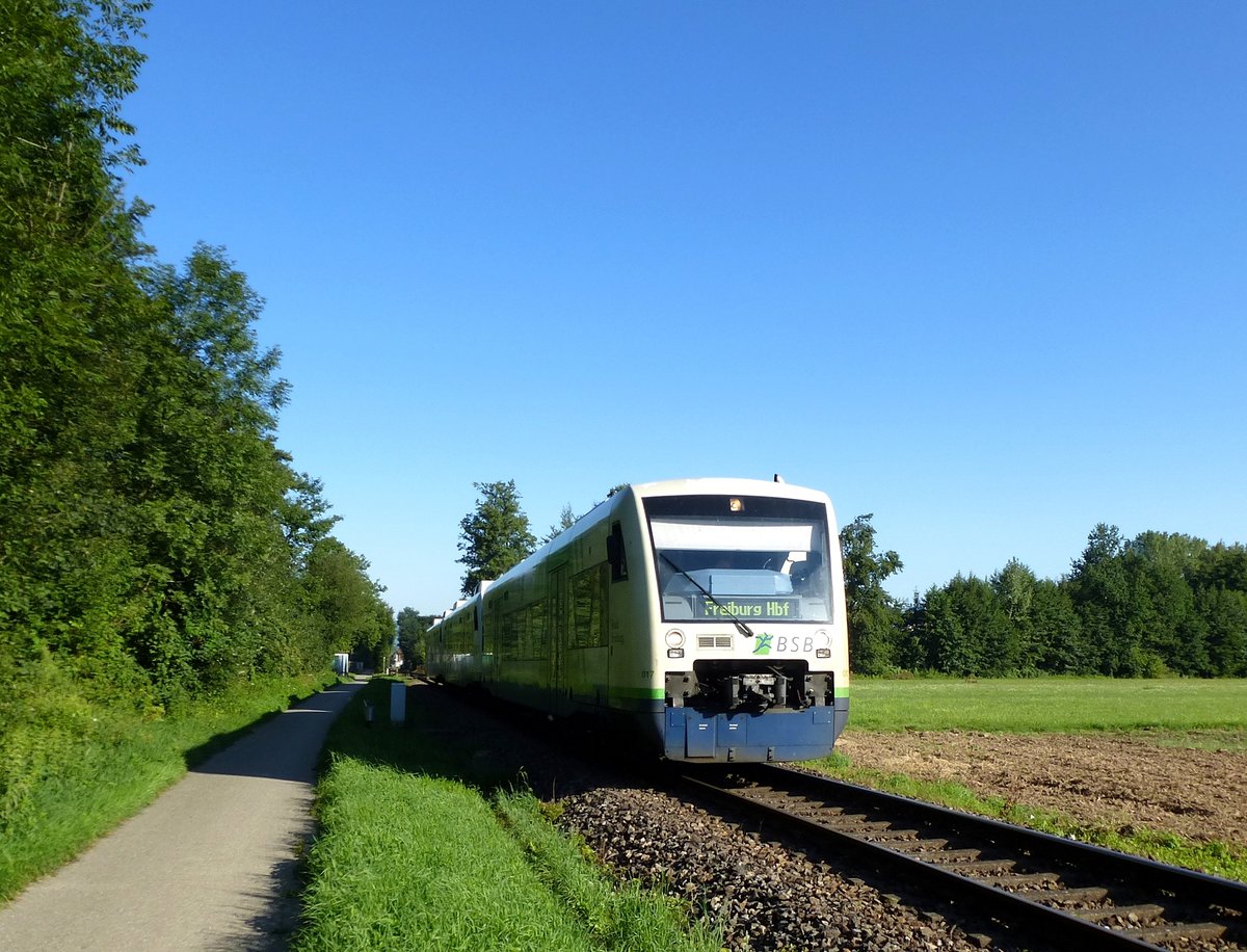 Triebwagen der BSB bei Hugstetten, auf dem Weg zum Freiburger Hauptbahnhof, Aug.2017