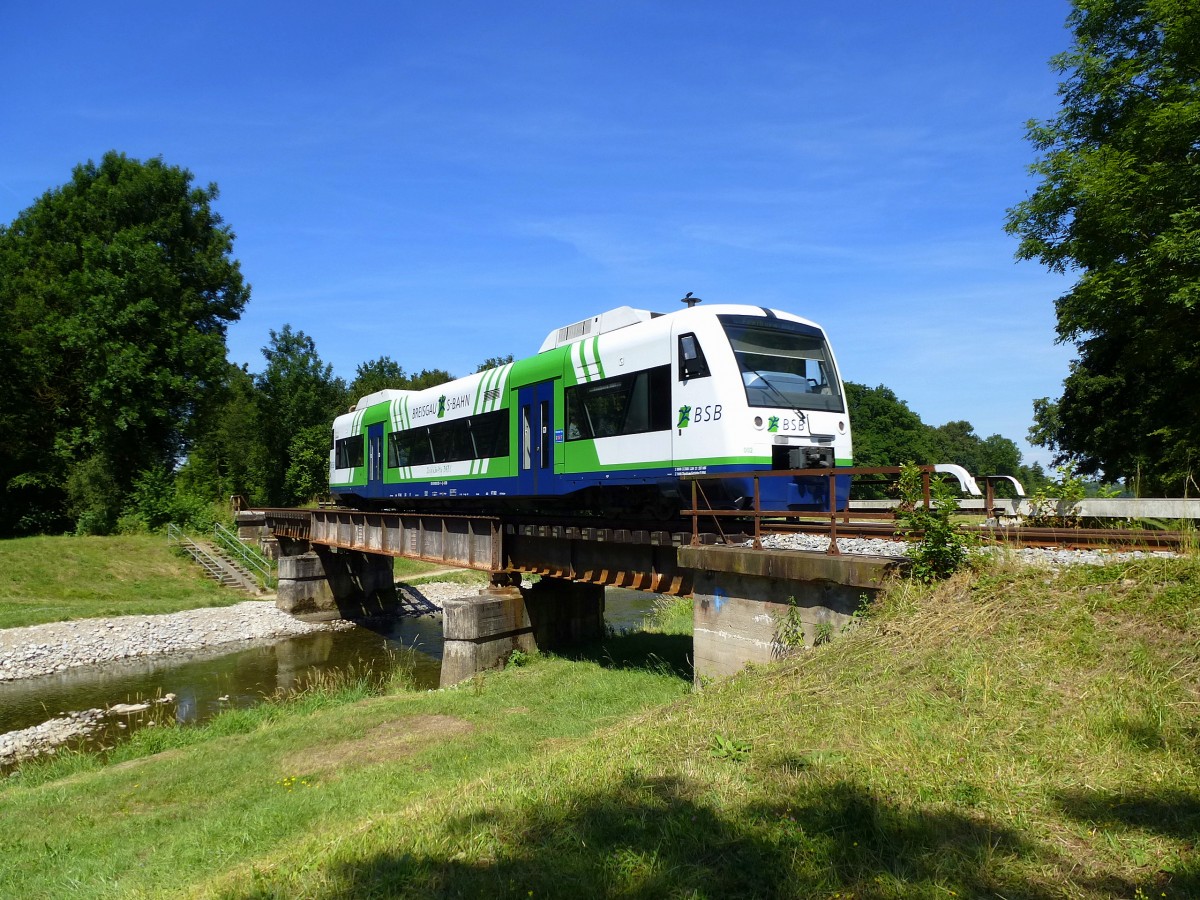 Triebwagen der BSB berquert bei Hugstetten die Dreisam, Juli 2014