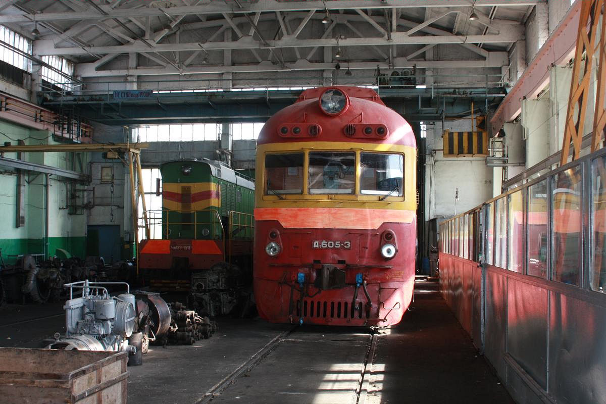 Triebwagen D 1 605-3 neben der  Hummel  YM33-1911 am 4.9.2009 in der Werkhalle des
Depot Chisinau.