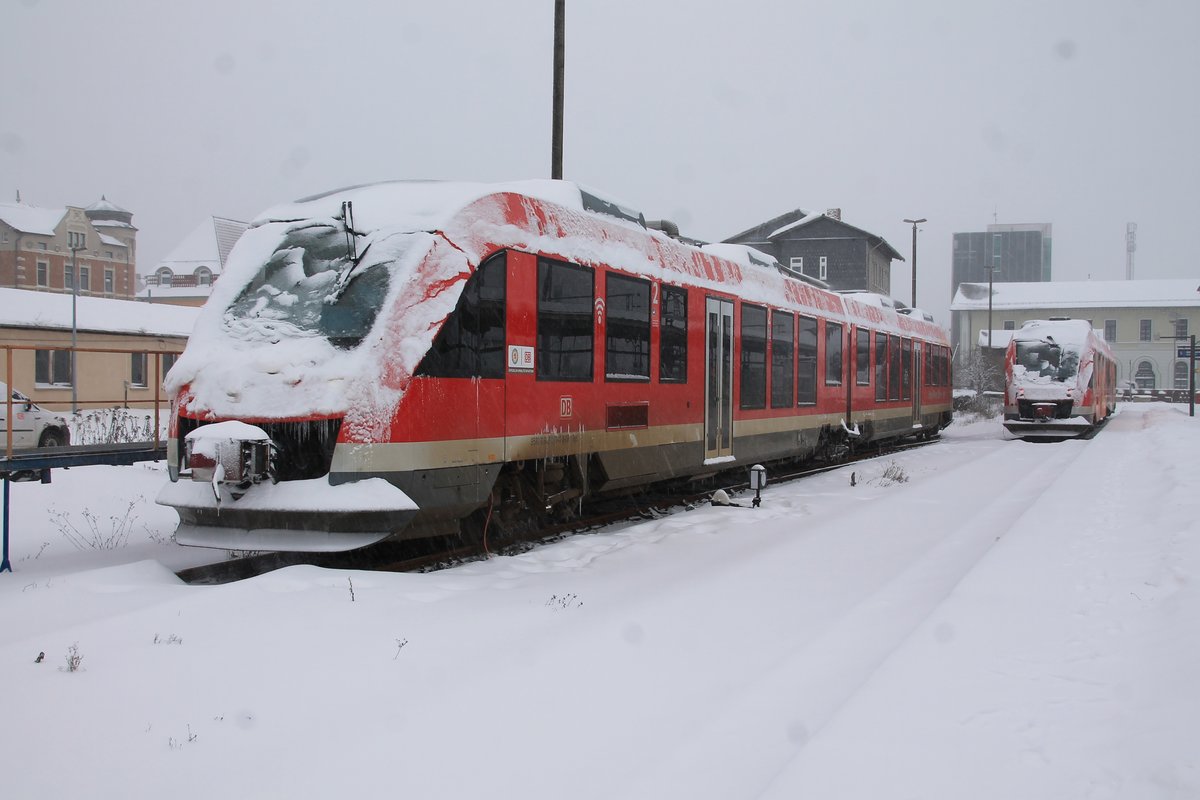 Triebwagen von DB Regio Nord beim Winterschlaf im Tief verschneiten Bahnhof Nordhausen
