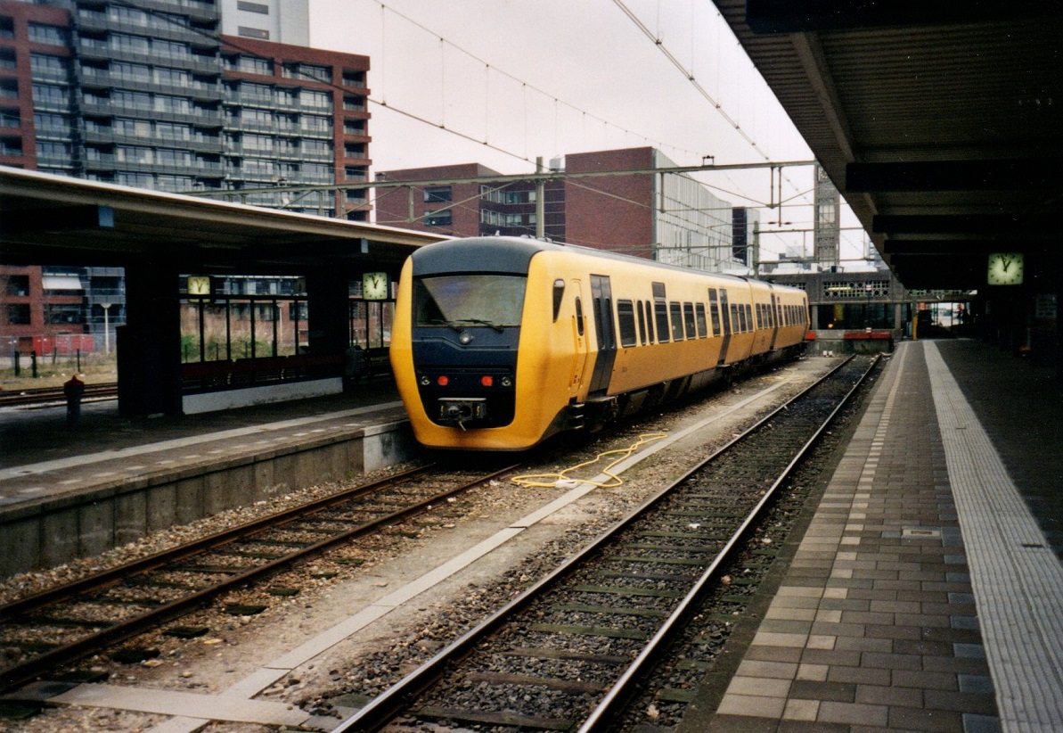 Triebwagen Dm 90 der Nederlandse Spoorwegen im Bahnhof von Enschede, um 2007