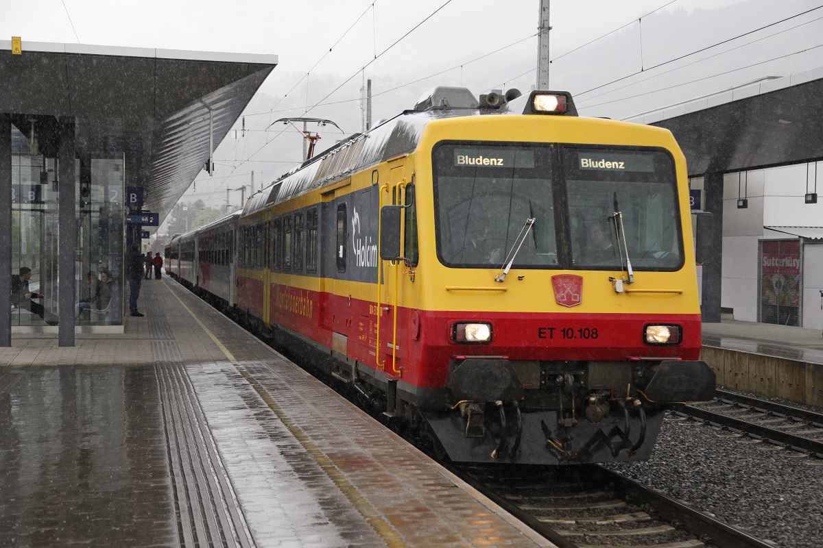 Triebwagen ET10.108 der Montafonerbahn unterwegs als Regionalzug von Lindau Hbf. nach Schruns beim Halt in Dornbirn am 7.05.2014.