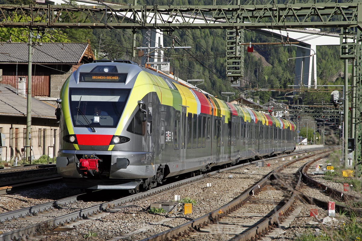 Triebwagen ETR 170 107 der Südtirolbahn als Regionalzug in Gossensass am 8.05.2014.