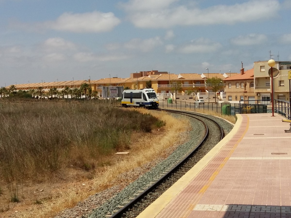 Triebwagen der FEVE Strecke Cartagena Los Nietos. Diese Linie hat Kapspur und verbindet Cartagena mit dem Badestrand in Los Nietos. Foto 5.6.2015 