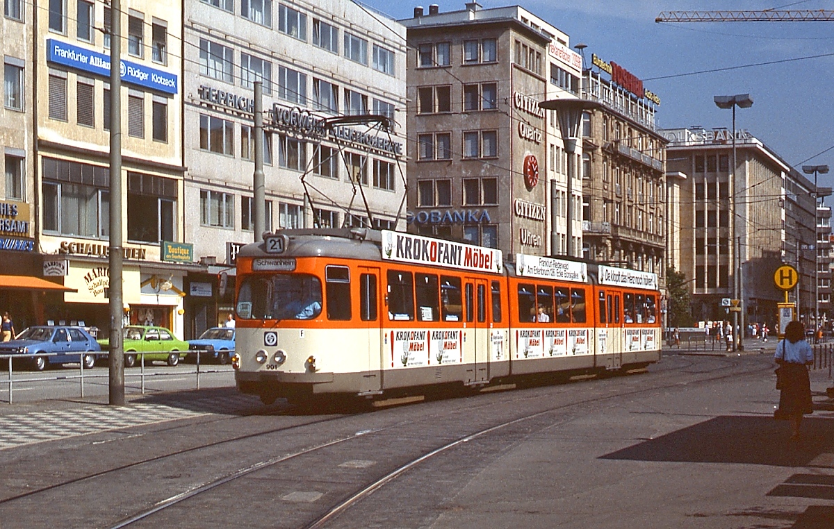 Triebwagen der Frankfurter Straßenbahn: Auf dem Weg nach Schwanheim trifft der O 901 im Sommer 1986 am Goetheplatz an. Auch diese Innenstadtstrecke wurde im gleichen Jahr mit der Inbetriebnahme der Ost-West-U-Bahnstrecke eingestellt. Die 8 im Jahre 1969 gelieferten Zweirichtungstriebwagen wurden für die Linie 16 nach Offenbach beschafft, da diese in der Nachbarstadt nach Stilllegung des Abschnitts zum Alten Friedhof am Markt in einem Stumpfgleis endete. Nach der Abstellung 2004/2005 wurden einige Fahrzeuge ebenfalls nach Posen verkauft.