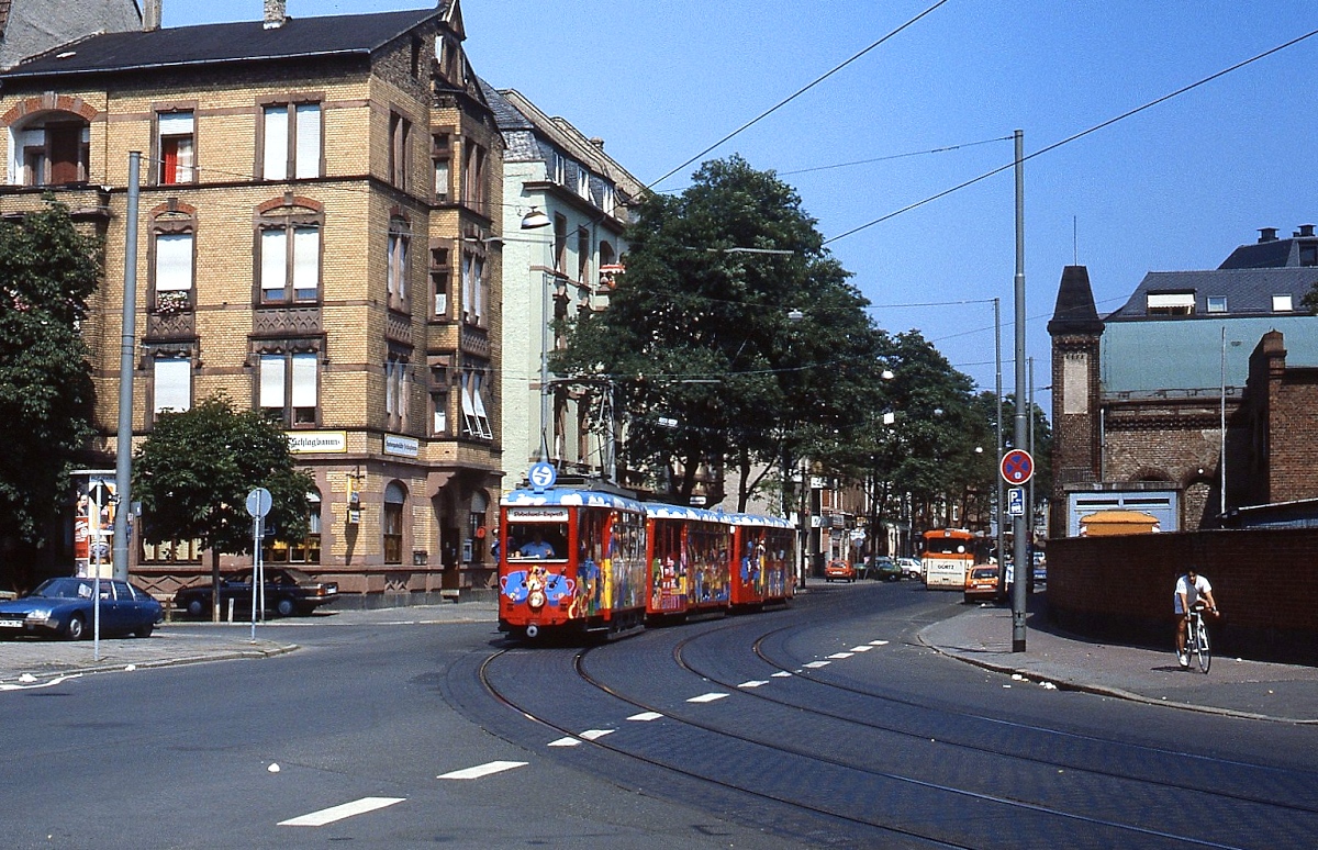 Triebwagen der Frankfurter Straßenbahn: Im Sommer 1986 ist der Aufbau-Tw K 106 als Ebbelwoi-Express im Einsatz. Von diesem Typ beschaffte die Frankfurter Straßenbahn zwischen 1949 und 1955 insgesamt 65 Exemplare, die bis 1978 eingesetzt wurden. Einige überlebten als Dienstfahrzeuge bzw. für die Beförderung des Ebbelwoi-Express.