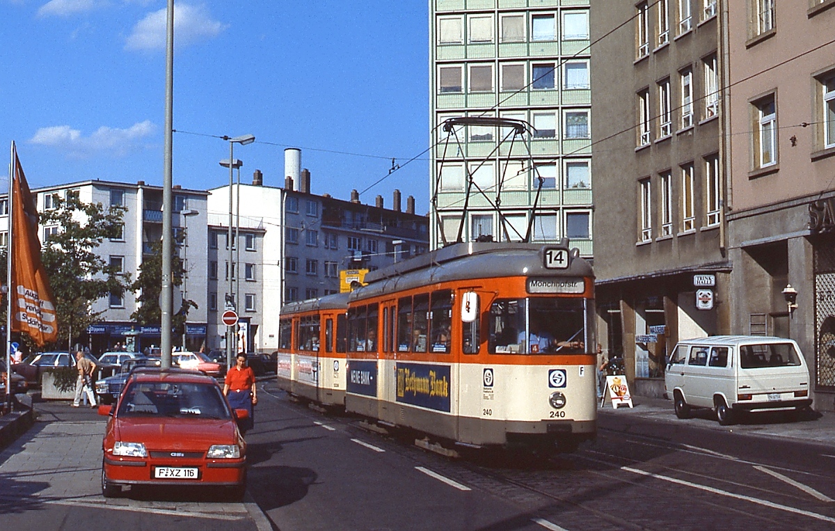 Triebwagen der Frankfurter Straßenbahn: Im Sommer 1986 fährt der L 240 als Linie 14 zur Mönchhofstraße. Die Frankfurter Straßenbahn beschaffte zwischen 1955 und 1957 insgesamt 42 Großraumwagen, die in den 1990er Jahren abgestellt wurden.