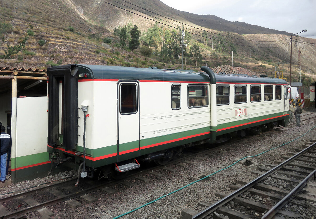 Triebwagen f�r die Einheimischen der INCARAIL auf einem Nebengleis in  Ollantaytambo. Der Touristenzug hat Vorrang. Ollantaytambo, 15.7.2015