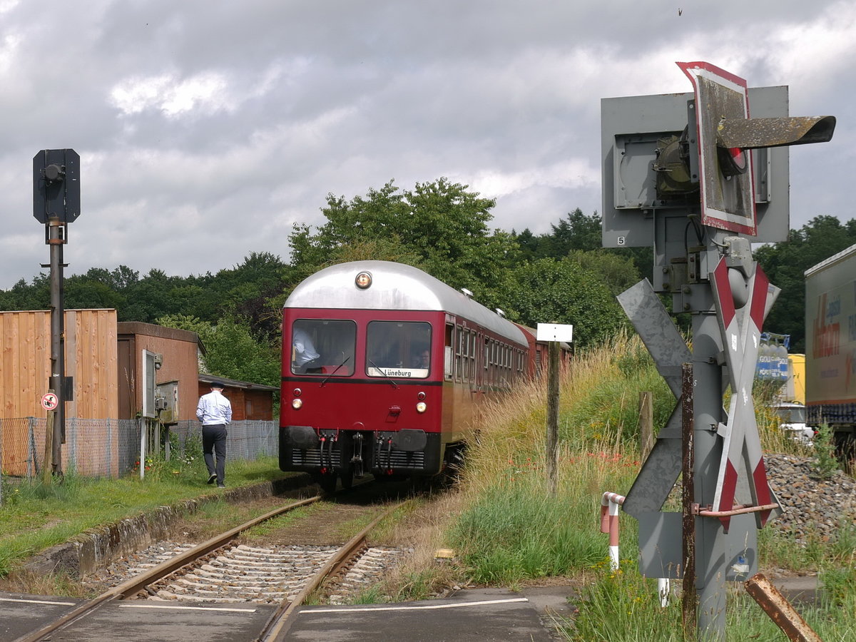 Triebwagen GDT 0518 der AVL als  Heide-Express  auf der Strecke der Bleckeder Kleinbahn / Geestrandbahn (KBS ex 109c) Bleckede -Lüneburg beim Halt in Scharnebeck; 02.07.2018
