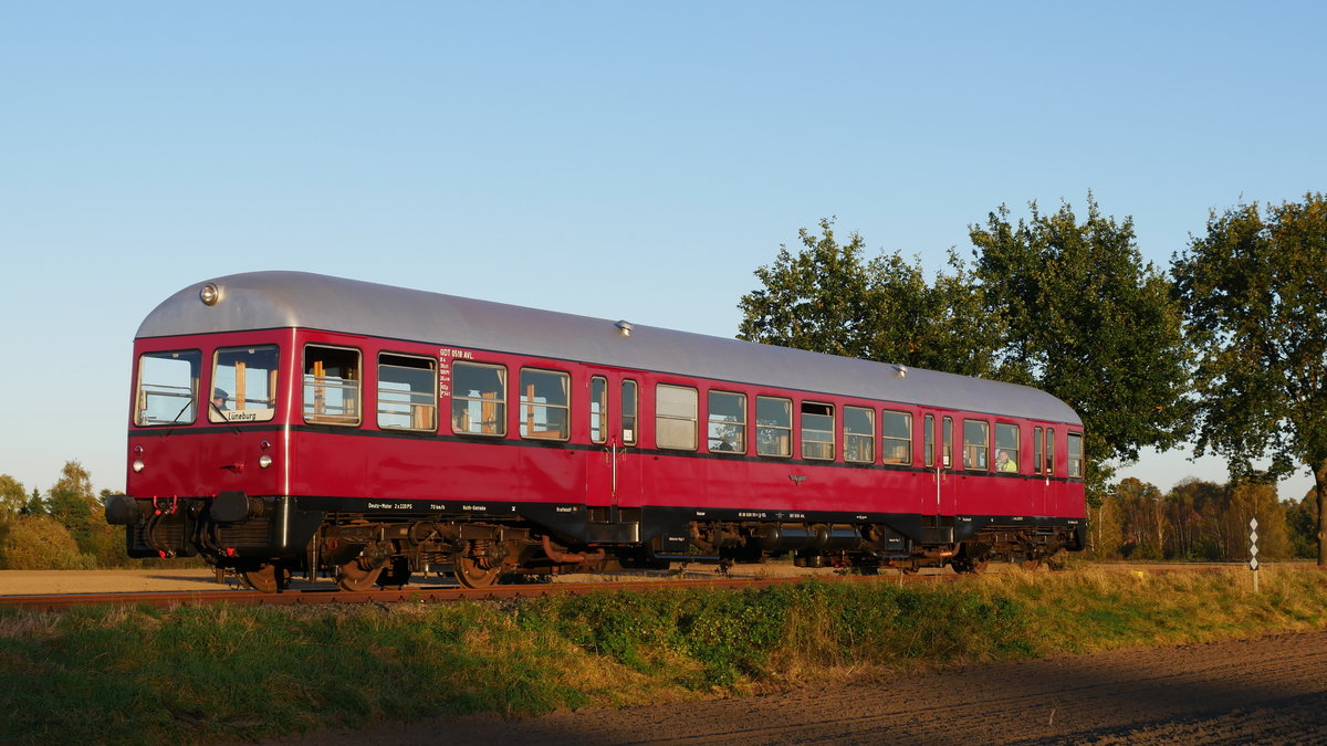 Triebwagen GDT 0518 der AVL als  Heide-Express  auf der Strecke der Bleckeder Kleinbahn / Geestrandbahn (KBS ex 109c) zwischen den Stationen Neetze und Boltersen; 15.10.2017
