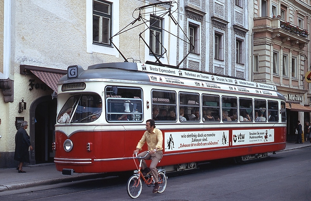 Triebwagen der Gmundener Straßenbahn: An der bis 1975 bestehenden Endhaltstelle am Rathausplatz wartet der gut besetzte Lohner-Triebwagen GM 8 auf die Abfahrt zum Hauptbahnhof