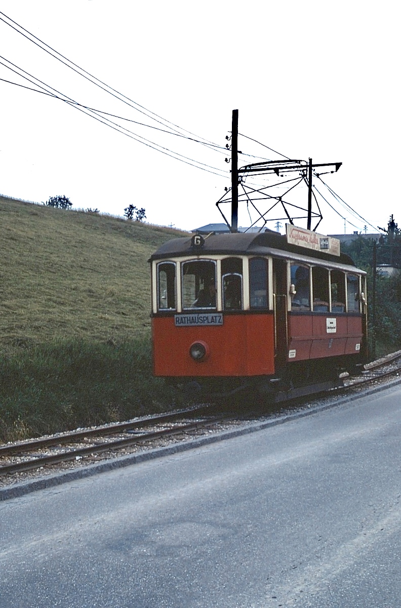 Triebwagen der Gmundener Straßenbahn: Der heutige Museumswagen GM 5 wurde im Juli 1973 noch planmäßig eingesetzt, hier unweit der früheren Endhaltestelle am Hauptbahnhof auf der Fahrt zum Rathausplatz