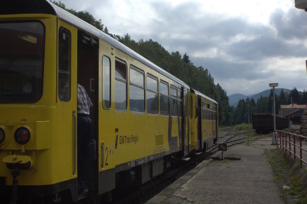 Triebwagen der GW TrainRegio bilden den Zug 25453 der  Zackenbahn  nach Szklarska Poreba, am 01.08.2014 verstärkt durch 810 226-2 . Kurz vor der Abfahrt in Korenov 09:58 Uhr.