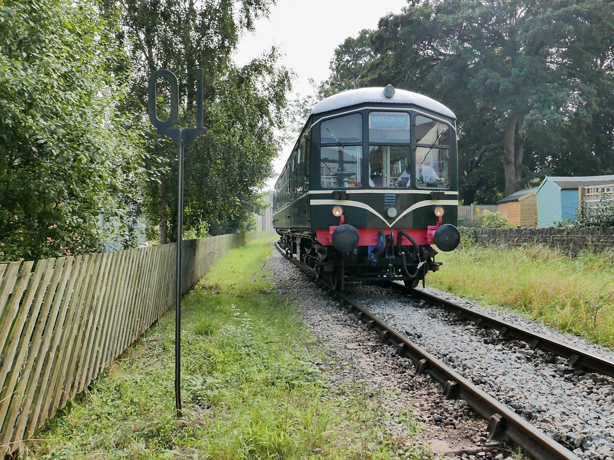Triebwagen M79900, ein British Rail Derby Lightweight, erreicht den Bahnhof Lydney Town der Dean Forest Railway, 14.9.2016