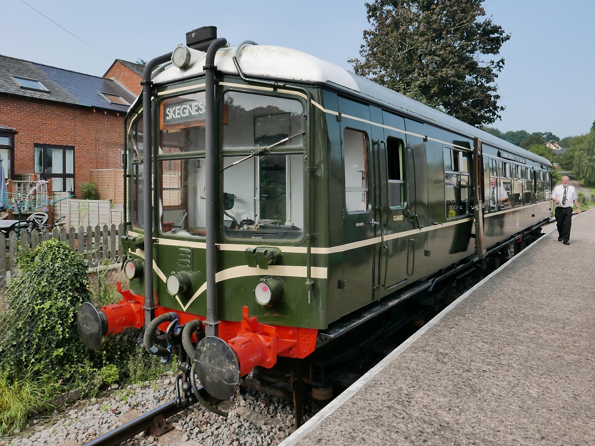 Triebwagen M79900, ein British Rail Derby Lightweight, im Bahnhof Lydney Town der Dean Forest Railway, 14.9.2016