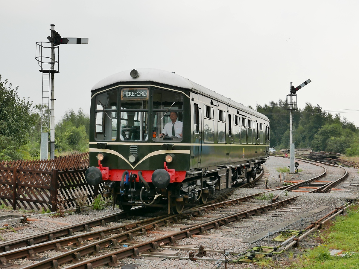 Triebwagen M79900, ein British Rail Derby Lightweight, verlässt den Bahnhof Lydney Junction der Dean Forest Railway Richtung Lydney Town, 14.9.2016