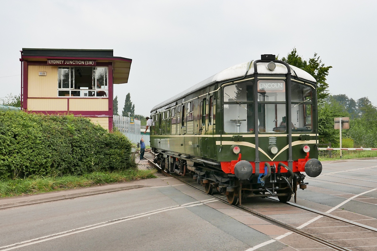 Triebwagen M79900, ein British Rail Derby Lightweight, erhält auf dem Bahnübergang hinter Lydney Junction das Token zum Befahren des Abschnitts nach Lydney Town, 14.9.2016