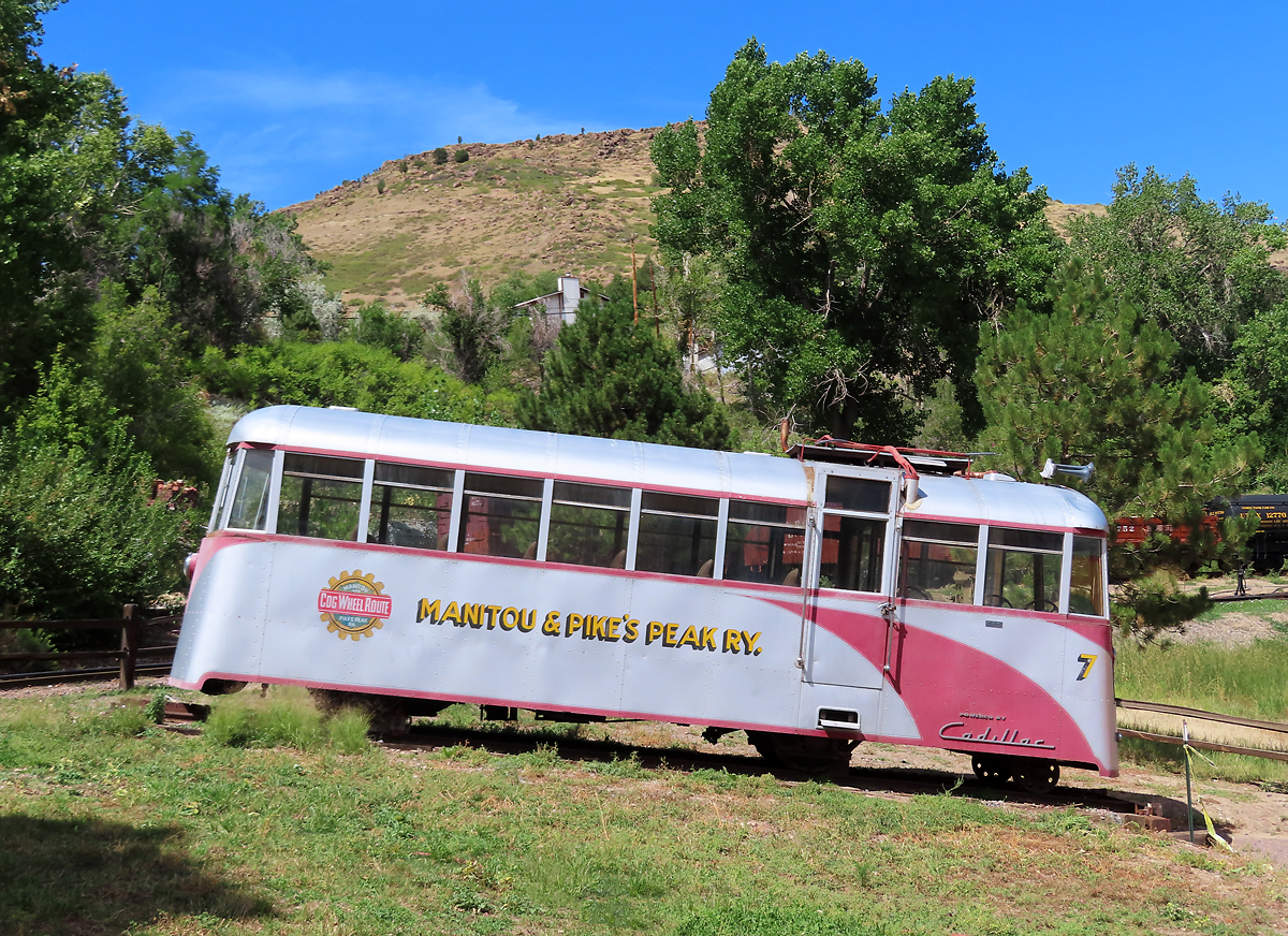 Triebwagen der Manitou & Pike's Peak Railway in stilgerechter Steigung im Colorado Railroad Museum. Golden, 28.8.2022