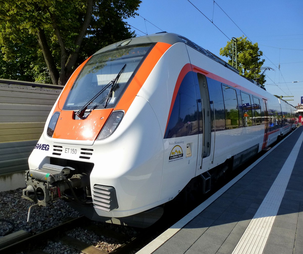 Triebwagen der Mnstertalbahn, abfahrbereit im Bahnhof von Bad Krozingen, Juni 2014