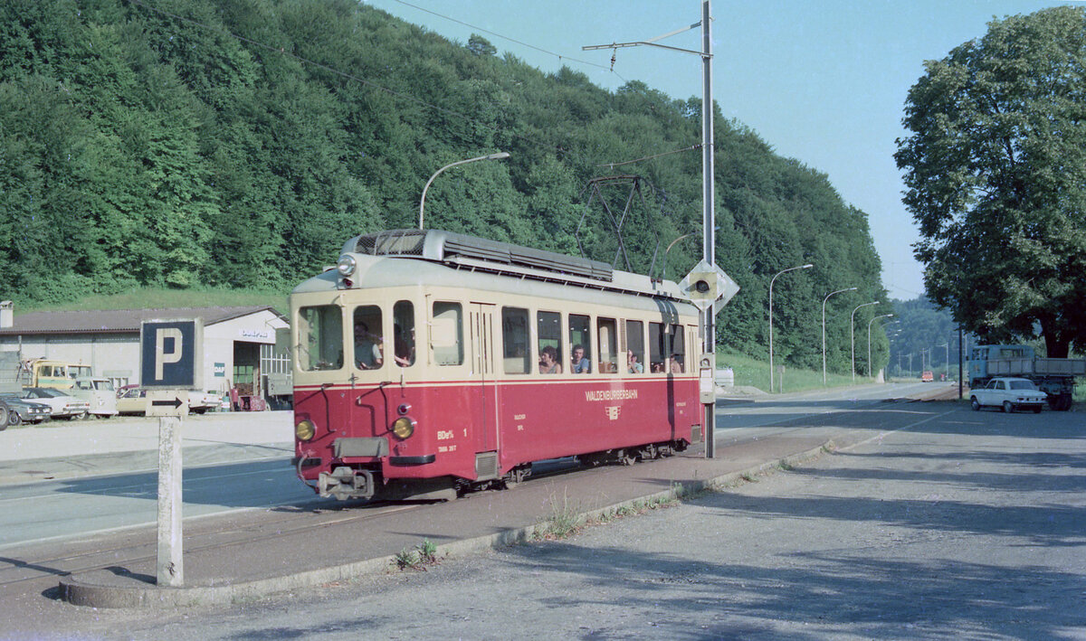 Triebwagen nr 1 der Waldenburgerbahn, unterwegs von Waldenburg nach Liestal, beim Halt an der Haltestelle Talhaus in Bubendorf am 04.08.1975, 17.50u. Scanbild 90469, KodacolorII.