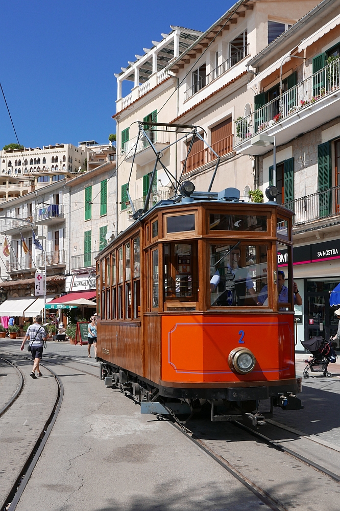 Triebwagen Nr. 2 setzt in Port de Sóller um, damit dieser anschließend zusammen mit den Wagen wieder zurück nach Sóller fahren kann (19.09.2016).