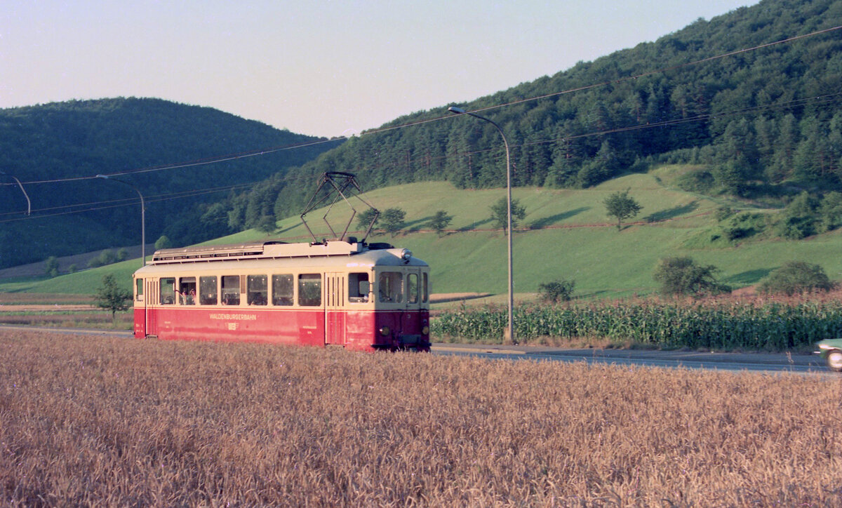 Triebwagen nr 3 der Waldenburgerbahn als Zug 54 (Liestal - Waldenburg) nahe Haltestelle Talhaus in Bubendorf, am 04.08.1975, 19.05u. Scan 90470, KodacolorII.