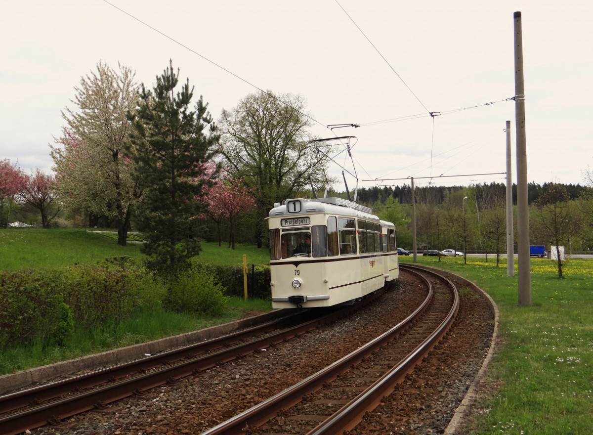 Triebwagen Nr. 79 der Plauener Straßenbahn fuhr am 03.05.15 durch Plauen. Hier zu sehen hinter der Endhaltestelle Waldfrieden.