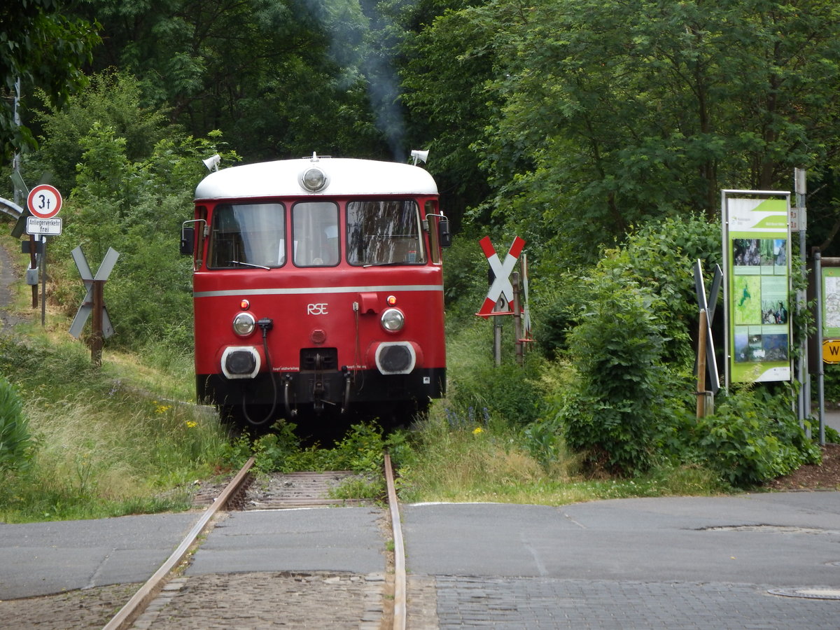 Triebwagen der Oleftalbahn am 18.Juni 2017 bei der Ausfahrt von Olef in Richtung Hellenthal